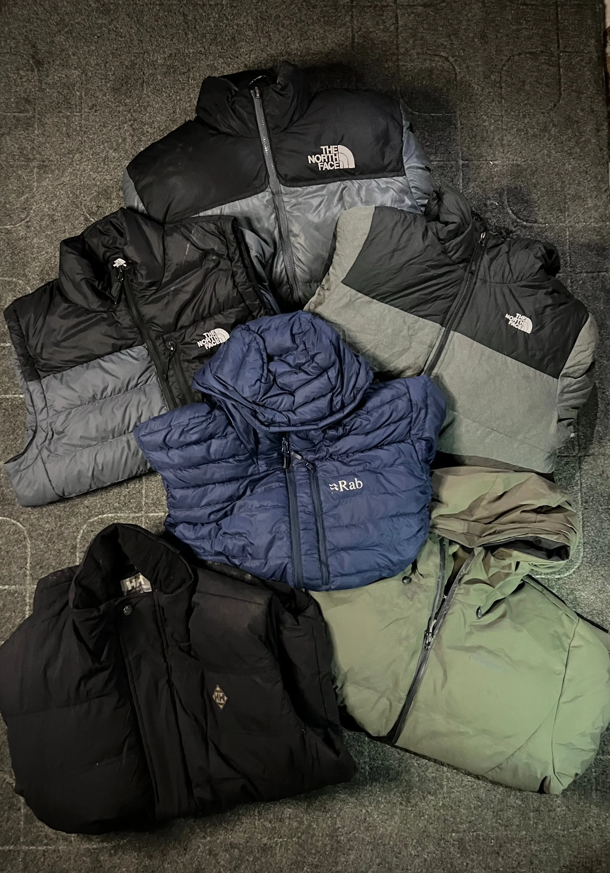 mix brand puffer jackets C